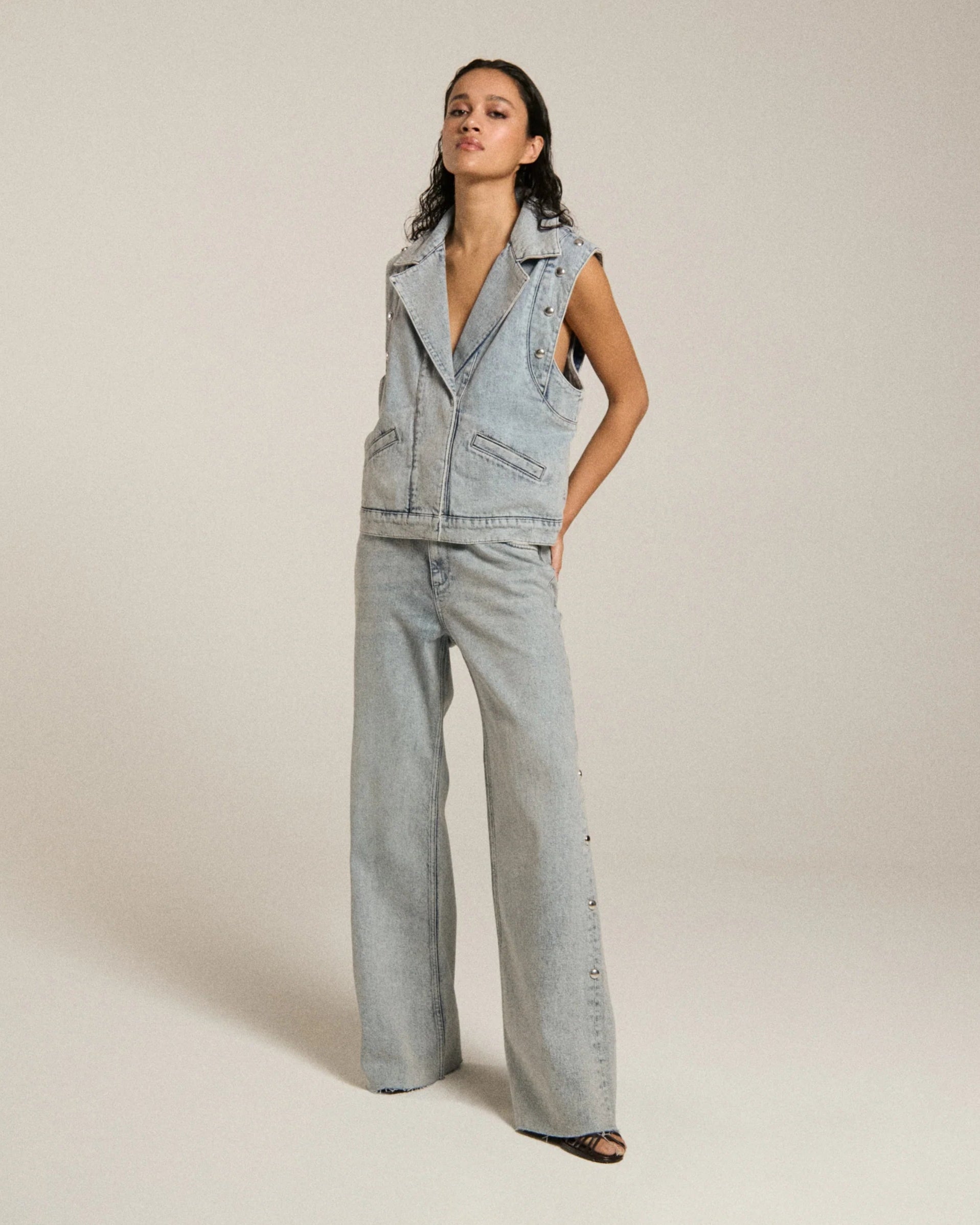 Homage to Denim Mid Waist Wide Leg Jeans met Big Studs Jeans